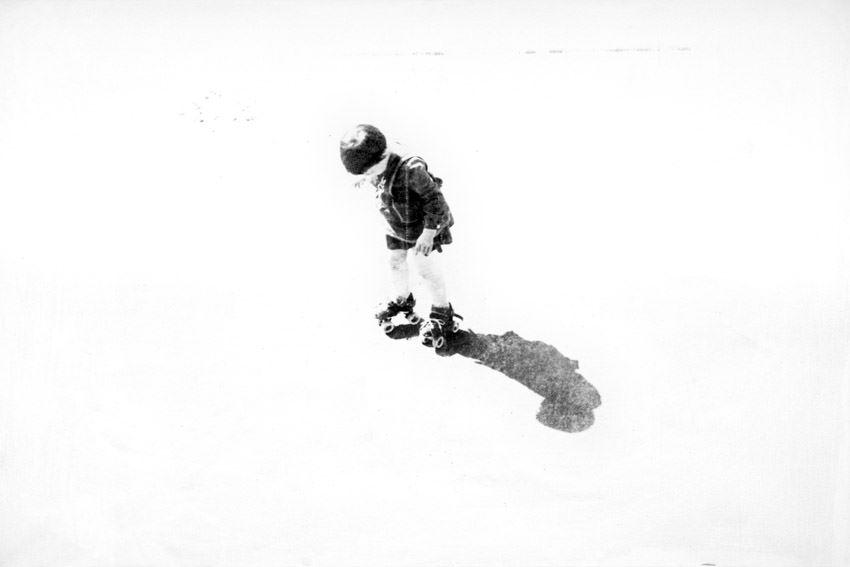 Ein Kind beim Rollschuhlaufen