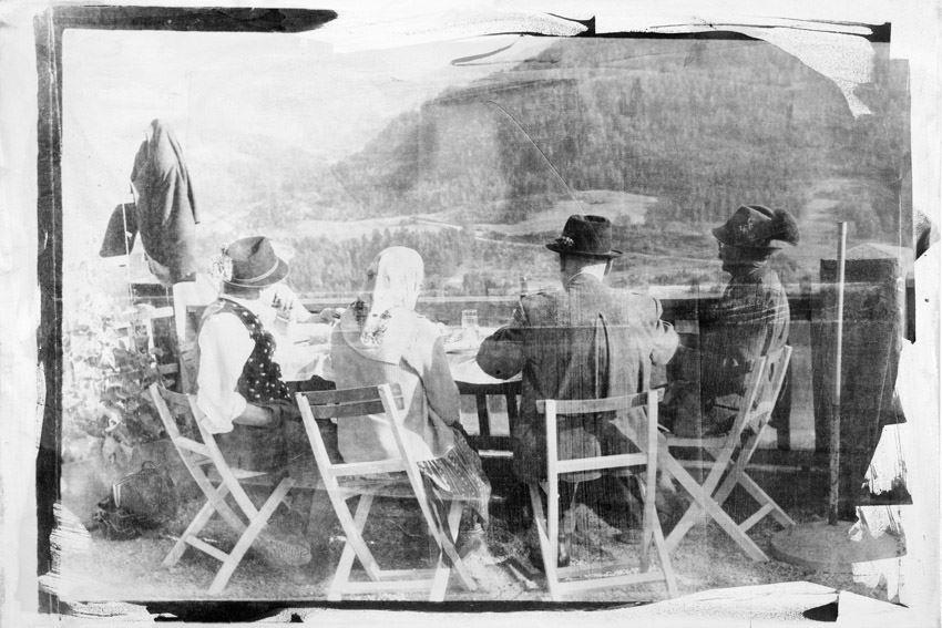 Eine Gruppe Wanderer bei einer Jause am Berg