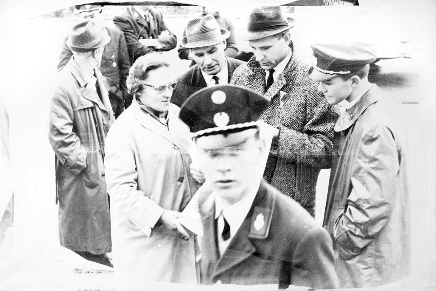 Eine Gruppe Polizisten und Passanten