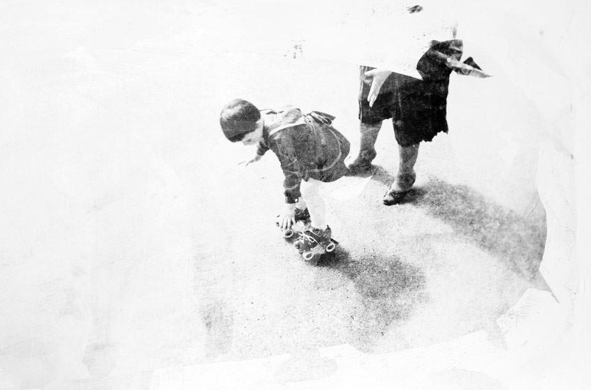 Ein Kind beim Rollschuhlaufen